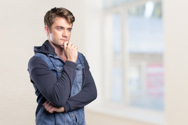 düşünceli yakışıklı genç