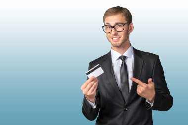 mutlu bir adam tutarak kredi kartı
