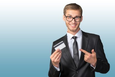 mutlu bir adam tutarak kredi kartı