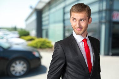 omzunun üzerinden bakarak işadamı