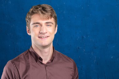 gülümseyen yakışıklı adam