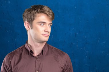 gülümseyen yakışıklı adam