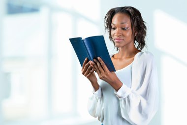 bir kitap olan Afrika kadın