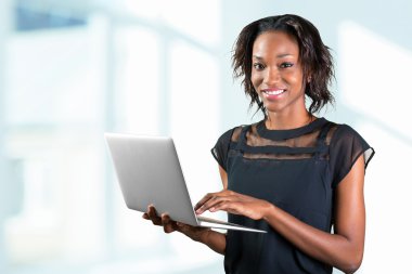 dizüstü bilgisayar kullanan kendine güvenen genç Afrika kadın