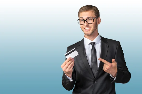 Счастливый человек с кредитной картой — стоковое фото