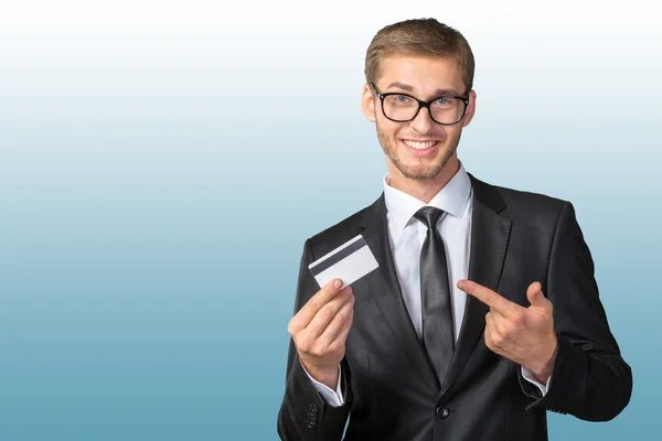 Šťastný muž hospodářství kreditní karta — Stock fotografie