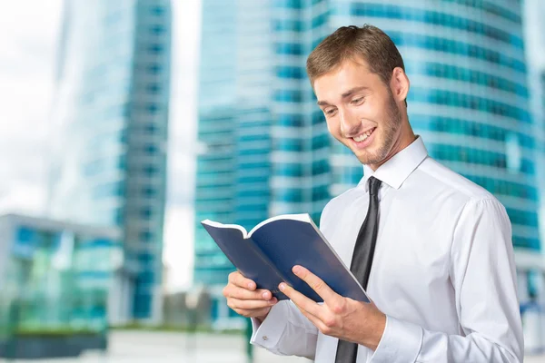 Giovane uomo d'affari che legge un libro — Foto Stock