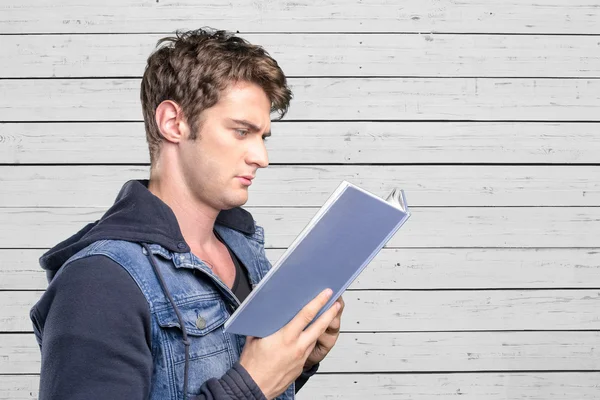 Studente che legge un libro — Foto Stock