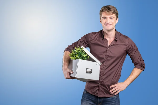 Een man houdt een bewegende doos — Stockfoto