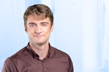 gülümseyen yakışıklı adam