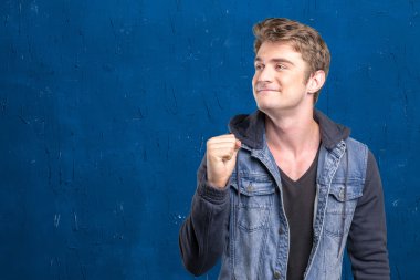 gülümseyen yakışıklı adam