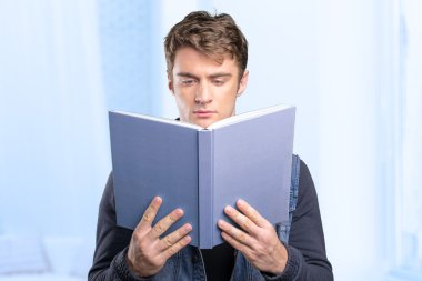 Öğrenci kitap okuyor.