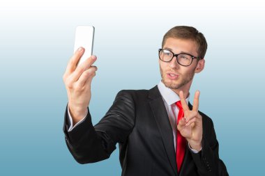 bir cep telefonu ile bir selfie alarak iş adamı