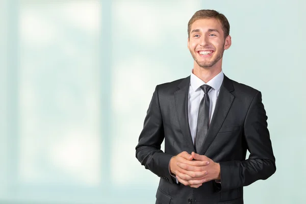 Schöner Geschäftsmann lächelt — Stockfoto