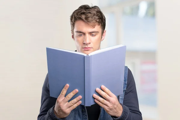 Estudante lendo um livro — Fotografia de Stock