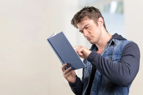 Student liest ein Buch — Stockfoto