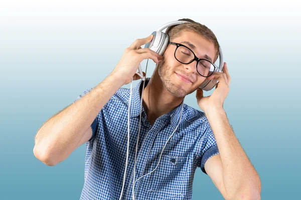 Beau jeune homme écoutant de la musique — Photo