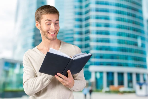 Geschäftsmann liest ein Buch — Stockfoto