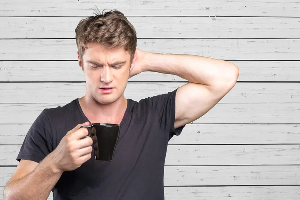 Hombre sosteniendo la taza caliente de té / café — Foto de Stock