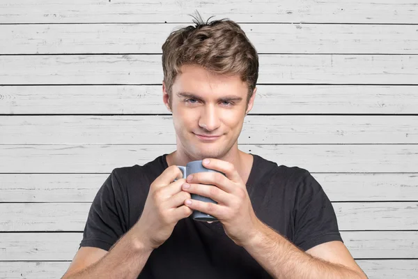 Muž, který držel teplý šálek čaje a kávy — Stock fotografie