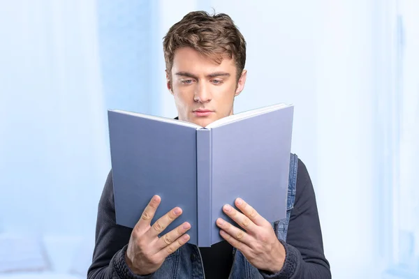 Estudante lendo um livro — Fotografia de Stock