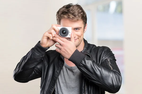 Man doing a shot with a camera — Stock Photo, Image