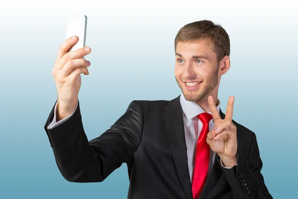 Bir cep telefonu ile bir selfie alarak iş adamı — Stok fotoğraf