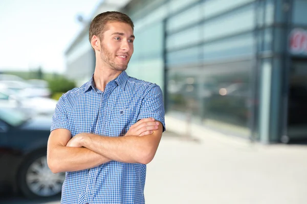 Hombre guapo sonriendo —  Fotos de Stock