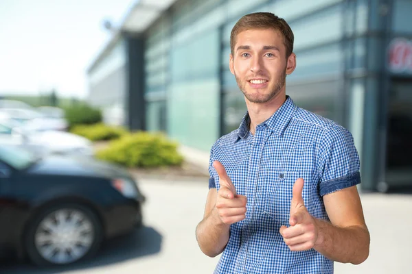 Joven dando pulgares hacia arriba signo —  Fotos de Stock