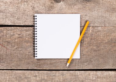 Sketchbook ahşap masa üzerinde