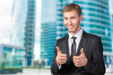 Gülümseyen ve Tamam veren işadamı