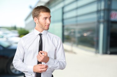 İşadamı kadar düğmelerini manşet kollu