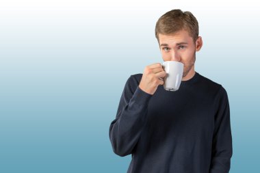 yakışıklı adam sıcak fincan çay/kahve holding