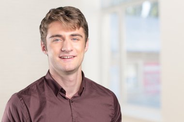 gülümseyen yakışıklı adam