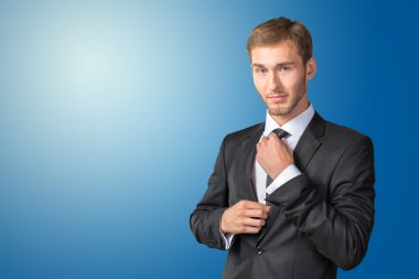 yakışıklı işadamı kravatını ayarlama