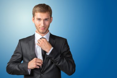 yakışıklı işadamı kravatını ayarlama