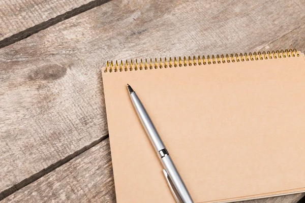 Sketchbook ahşap masa üzerinde