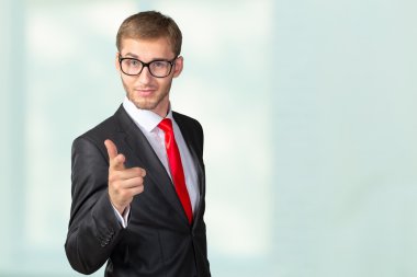 Sana işaret eden yakışıklı işadamı