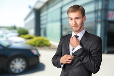 yakışıklı işadamı kravatını ayarlama