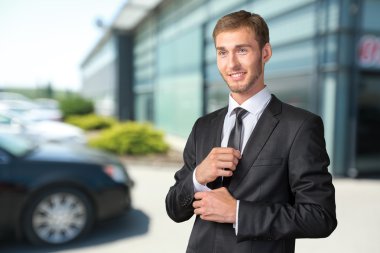 genç işadamı kadar düğmelerini manşet kollu