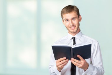 kitap okuma genç iş adamı