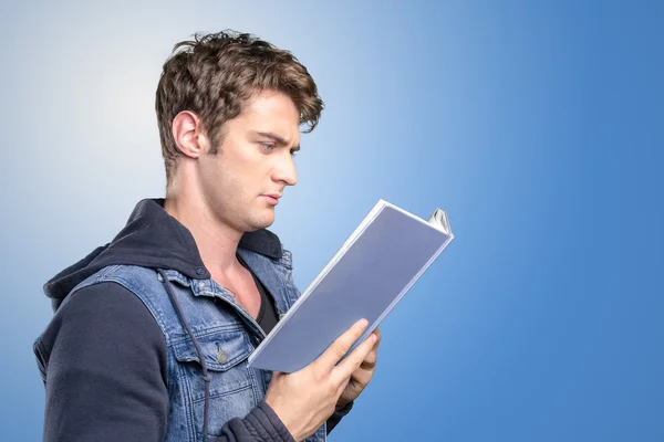 Studente che legge un libro — Foto Stock