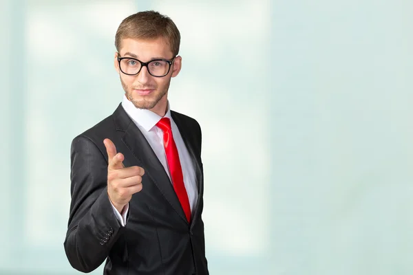 Schöner Geschäftsmann, der auf dich zeigt — Stockfoto