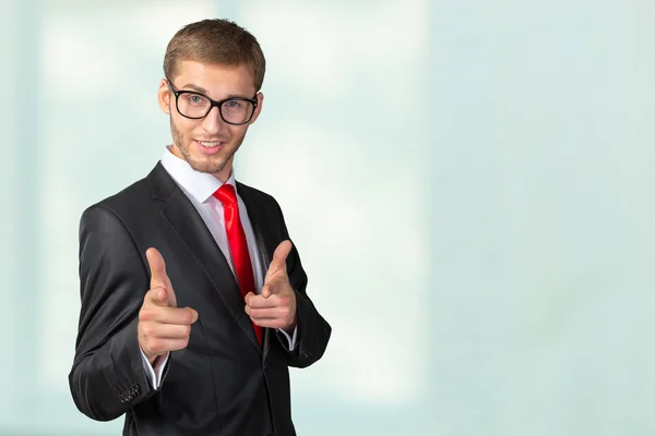 Schöner Geschäftsmann, der auf dich zeigt — Stockfoto