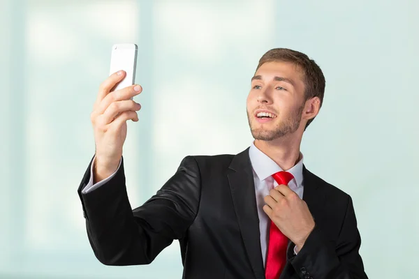 Bir cep telefonu ile bir selfie alarak genç işadamı — Stok fotoğraf