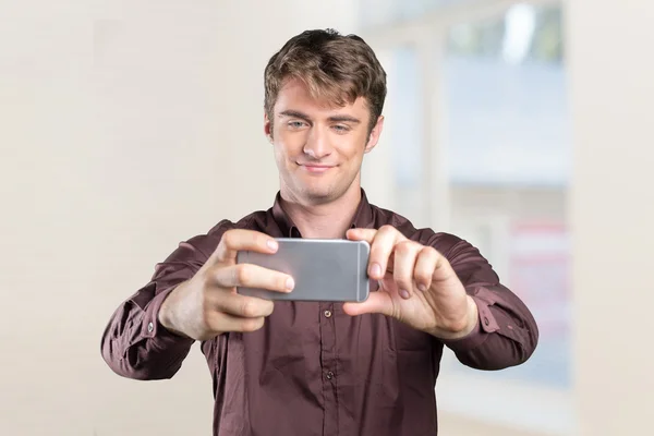 Jovem tomando um tiro — Fotografia de Stock