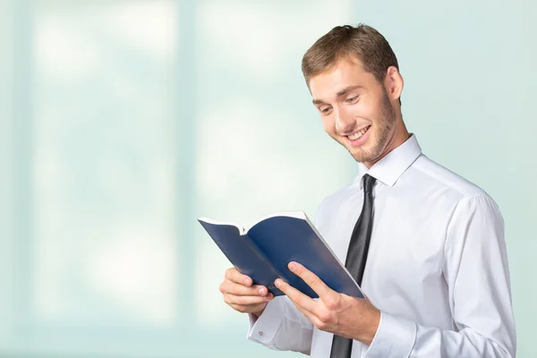 Junger Geschäftsmann liest ein Buch — Stockfoto