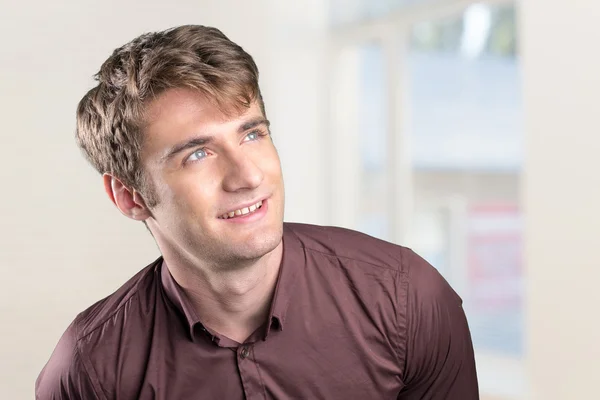 Bonito homem sorrindo — Fotografia de Stock