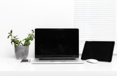 Bilgisayar ile şık çalışma alanı