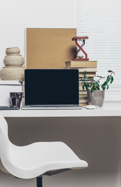 Bilgisayar ile şık çalışma alanı